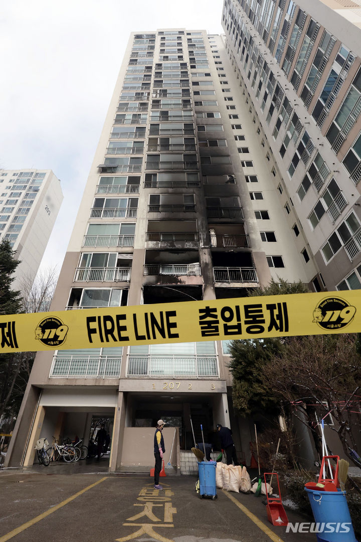 [서울=뉴시스] 최동준 기자 = 25일 서울 도봉구의 한 아파트에서 불이 나 주민 2명이 숨지고, 20여 명이 중·경상을 입는 사고가 발생했다. 소방과 경찰은 현장 감식에 들어가 피해 규모와 정확한 화재 원인 등을 조사하고 있다. 사진은 이날 화재가 발생한 아파트 모습. 2023.12.25. photocdj@newsis.com
