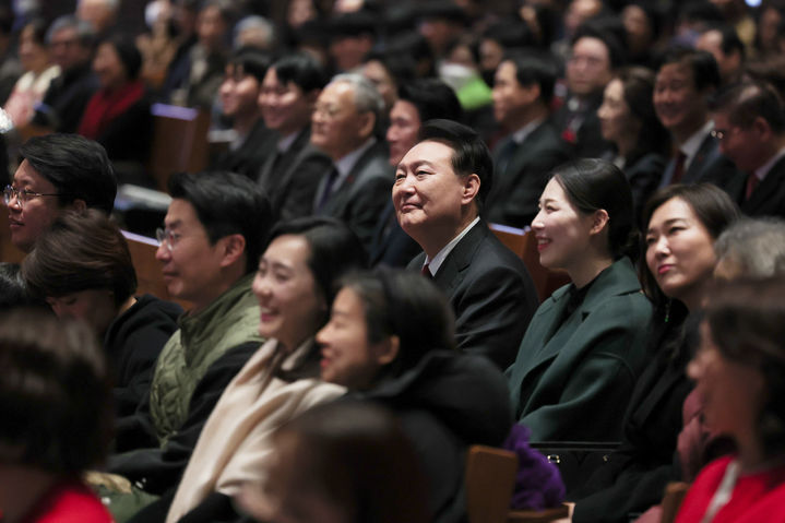 [서울=뉴시스] 윤석열 대통령이 지난해 12월25일 서울 중구 정동제일교회에서 열린 성탄 예배에 참석해 공연을 관람하고 있다. (사진=대통령실 제공) 2023.12.25. photo@newsis.com *재판매 및 DB 금지