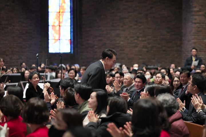 [서울=뉴시스] 윤석열 대통령이 25일 서울 중구 정동제일교회에서 열린 성탄 예배에서 참석자들에게 인사하고 있다. (사진=대통령실 제공) 2023.12.25. photo@newsis.com *재판매 및 DB 금지