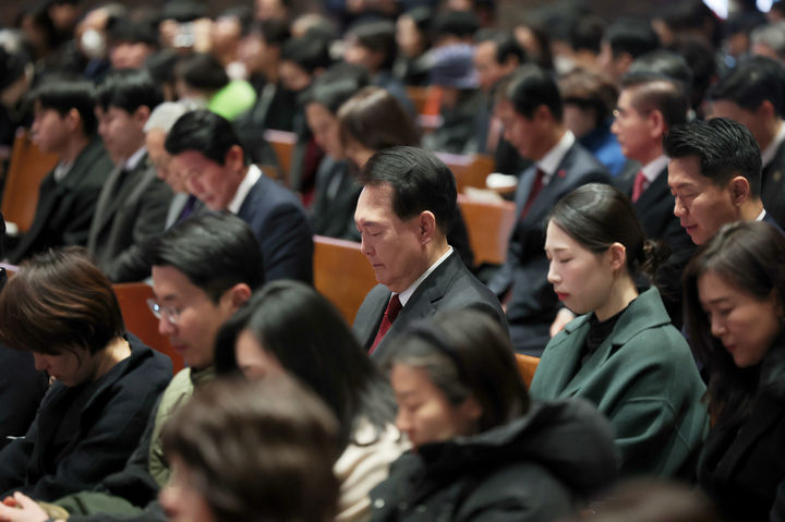 [서울=뉴시스] 윤석열 대통령이 25일 서울 중구 정동제일교회룰 첮어 성탄 예배를 드리고 있다. (사진=대통령실 제공) 2023.12.25. photo@newsis.com *재판매 및 DB 금지
