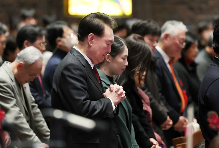 [서울=뉴시스] 윤석열 대통령이 25일 서울 중구 정동제일교회에서 열린 성탄 예배에 참석해 기도하고 있다. (사진=대통령실 제공) 2023.12.25. photo@newsis.com *재판매 및 DB 금지