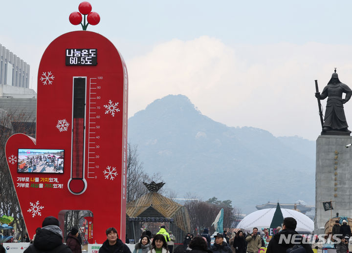 [서울=뉴시스] 김명원 기자 = 성탄절인 25일 서울 종로구 광화문에 설치된 사랑의 온도탑이 사랑의 온도 60.5도를 나타내고 있다. 사랑의 온도탑은 사회복지공동모금회에서 진행하는 공동모금 캠페인으로, 목표액은 4349억원, 모금은 2024년 1월 31일까지 진행된다. 사랑의 온도탑은 나눔 목표액의 1%가 모일 때마다 1도씩 오른다. 2023.12.25. kmx1105@newsis.com