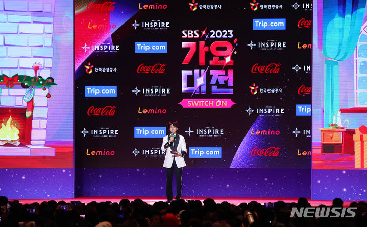 [인천=뉴시스] 김혜진 기자 = 개그맨 유재필이 25일 오후 인천 중구 인스파이어 아레나에서 열린 '2023 SBS 가요대전' 시상식에서 인사말을 하고 있다. 샤이니 키, 투모로우바이투게더 연준, 아이브 안유진이 MC를 맡은 '2023 SBS 가요대전'은 동방신기, 샤이니, NCT 127, NCT 드림, 더보이즈, 프로미스나인, 스트레이 키즈, (여자)아이들, 에이티즈, 있지, 투모로우바이투게더, 크래비티, 스테이씨, 에스파, 엔하이픈, 아이브, 엔믹스, 르세라핌, 뉴진스, 싸이커스, 보이넥스트도어, 제로베이스원, 라이즈, 니쥬, 앤팀까지 총 25팀이 출연한다. 2023.12.25. jini@newsis.com