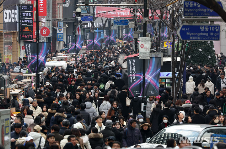 [서울=뉴시스] 김명년 기자 = 지난해 12월25일 성탄절 서울 중구 명동거리가 방문객들로 붐비고 있다. 2023.12.25. kmn@newsis.com