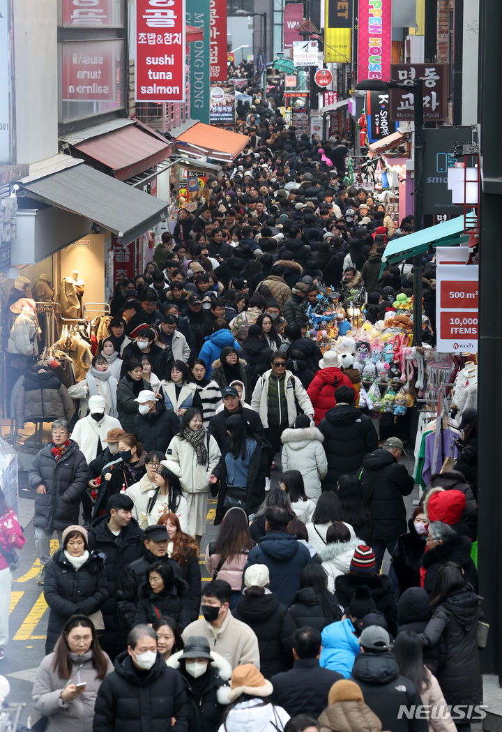 [서울=뉴시스] 김명년 기자 = 성탄절인 25일 서울 중구 명동거리가 방문객들로 붐비고 있다. 2023.12.25. kmn@newsis.com