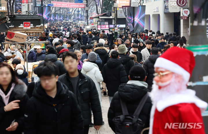 [서울=뉴시스] 김명년 기자 = 성탄절인 25일 서울 중구 명동거리가 방문객들로 붐비고 있다. 2023.12.25. kmn@newsis.com
