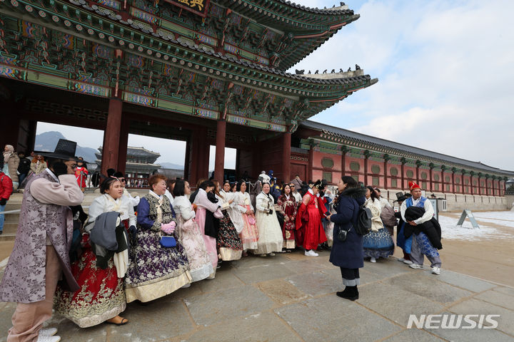 [서울=뉴시스] 김명원 기자 = 성탄절인 25일 서울 종로구 경복궁을 찾은 관광객들이 한복 등을 입고 기념촬영을 하고 있다. 2023.12.25. kmx1105@newsis.com