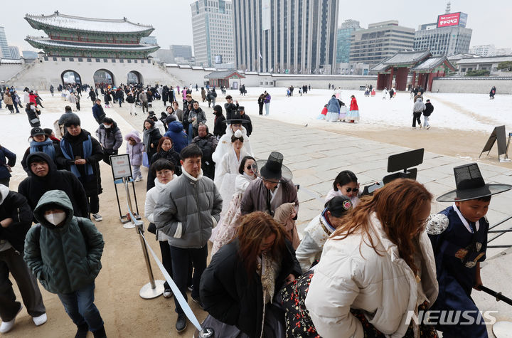 [서울=뉴시스] 김명원 기자 = 성탄절인 25일 서울 종로구 경복궁을 찾은 관광객들이 한복 등을 입고 관람을 위해 입장하고 있다. 2023.12.25. kmx1105@newsis.com