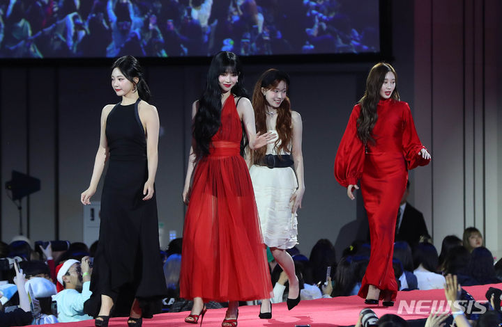 [인천=뉴시스] 김혜진 기자 = 그룹 에스파(aespa)가 25일 오후 인천 중구 인스파이어 아레나에서 열린 '2023 SBS 가요대전' 시상식에서 레드카펫을 밟고 있다. 샤이니 키, 투모로우바이투게더 연준, 아이브 안유진이 MC를 맡은 '2023 SBS 가요대전'은 동방신기, 샤이니, NCT 127, NCT 드림, 더보이즈, 프로미스나인, 스트레이 키즈, (여자)아이들, 에이티즈, 있지, 투모로우바이투게더, 크래비티, 스테이씨, 에스파, 엔하이픈, 아이브, 엔믹스, 르세라핌, 뉴진스, 싸이커스, 보이넥스트도어, 제로베이스원, 라이즈, 니쥬, 앤팀까지 총 25팀이 출연한다. 2023.12.25. jini@newsis.com