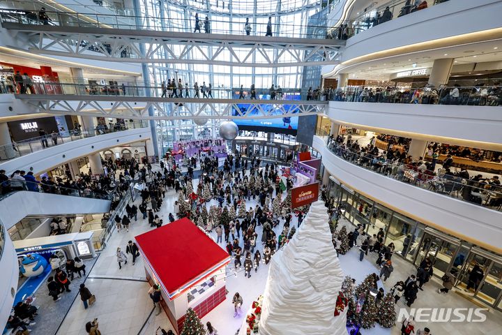 [서울=뉴시스] 정병혁 기자 = 크리스마스인 지난달 25일 서울시내 대형쇼핑몰이 사람들로 붐비고 있다. 2023.12.25. jhope@newsis.com