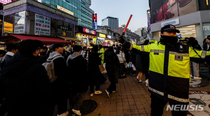 [서울=뉴시스] 정병혁 기자 = 크리스마스인 25일 서울 마포구 홍대거리에서 경찰관들이 인파관리를 하고 있다. 2023.12.25. jhope@newsis.com