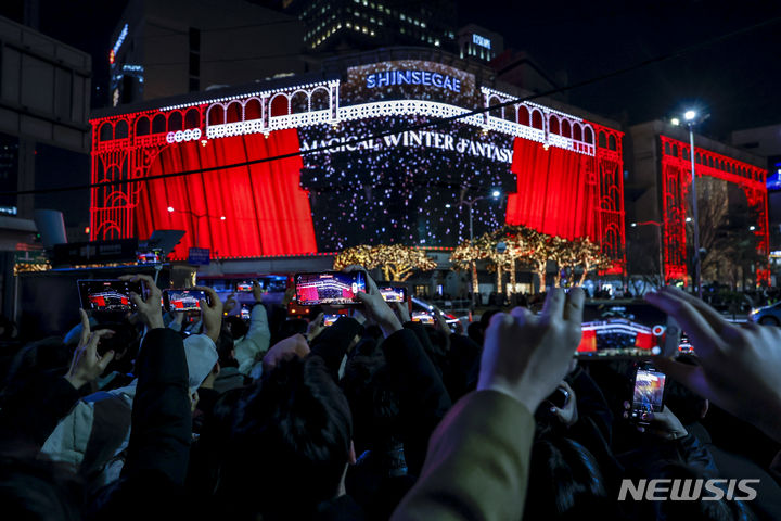 [서울=뉴시스] 정병혁 기자 = 크리스마스인 25일 서울 중구 신세계백화점 외벽에 크리스마스 미디어파사드가 펼쳐지고 있다. 2023.12.25. jhope@newsis.com