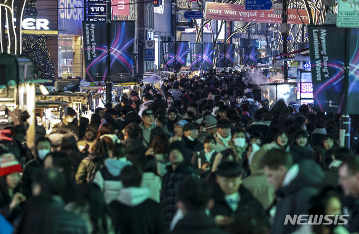 [서울=뉴시스] 정병혁 기자 = 크리스마스인 25일 서울 중구 명동거리가 사람들로 가득 차 있다. 2023.12.25. jhope@newsis.com