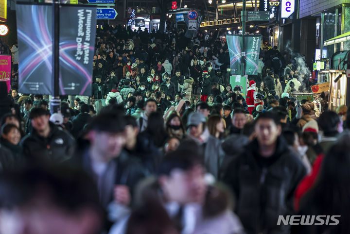 [서울=뉴시스] 정병혁 기자 = 크리스마스인 25일 서울 중구 명동거리가 사람들로 가득 차 있다. 2023.12.25. jhope@newsis.com