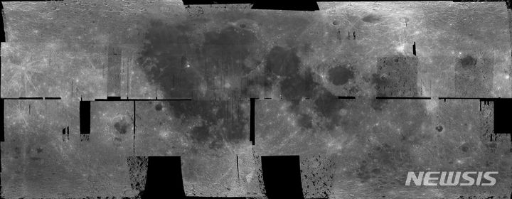 [서울=뉴시스]다누리가 광시야편광카메라를 활용해 올해 3월26일~11월30일에 거쳐 작성한 달 전체 지도. (사진=과기정통부 제공)