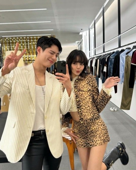 [서울=뉴시스] 박보검(왼쪽), 리사. (사진=박보검 인스타그램 캡처) 2023.12.26. photo@newsis.com&nbsp; *재판매 및 DB 금지