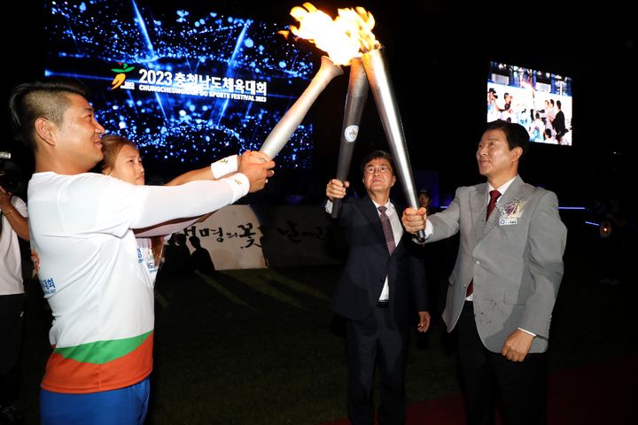 9월 개최된 2023 충남도 체육대회에서 박범인 금산군수와 김태흠 충남지사가 성화봉송을 하고 있다.2023. 12. 26 금산군 *재판매 및 DB 금지