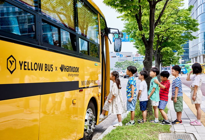 [사진=뉴시스] 한국타이어앤테크놀로지의 어린이 교통안전 캠페인 슬로건을 부착한 어린이 통학 차량 모습. (사진=한국타이어 제공) 2023.12.26 photo@newsis.com *재판매 및 DB 금지