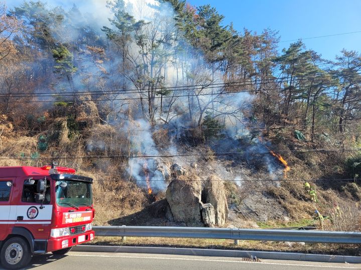 [울산=뉴시스] 박수지 기자 = 26일 오후 울산시 울주군 온산읍 삼평리 한 야산에서 불이나 소방당국이 수습 중이다. 2023.12.26. (사진=울산소방본부 제공) photo@newsis.com *재판매 및 DB 금지