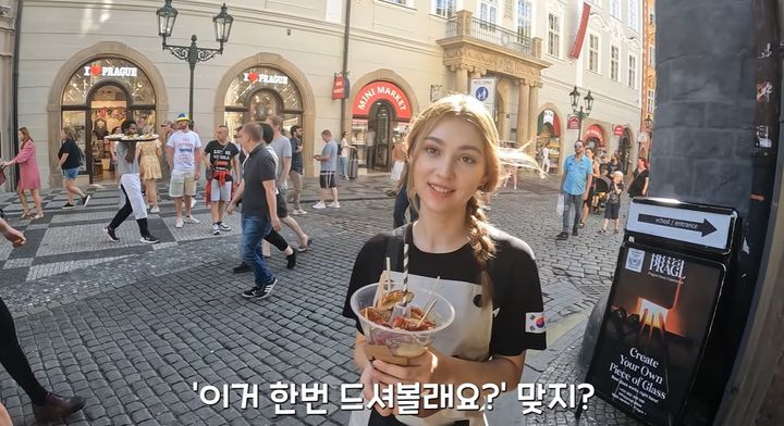 [서울=뉴시스] 유튜버 레라가 체코 프라하 중심가에서 자신의 가게 판매 상품을 들고 홍보에 나섰다. = ( '레라괴롭히기' 유튜브 캡처)2023.12.26 *재판매 및 DB 금지