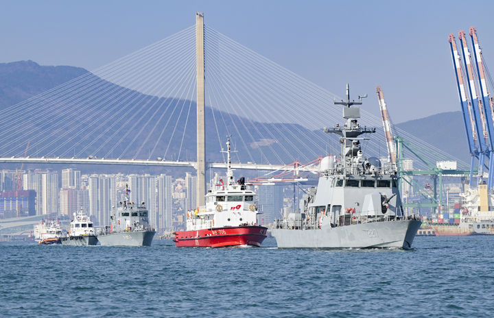 [부산=뉴시스] 하경민 기자 = 해군 3함대 부산항방어전대 소속 고속정(PKMR-227)을 비롯한 군·관·경의 통합전력들이 26일 부산항 일대에서 통합기동훈련의 하나로 해상기동을 펼치고 있다. 왼쪽부터 해경정(S-22), 세관정(부산-313), 해군 항만경비정(가-853), 소방정(부산-706), 해군 고속정(PKMR-227). (사진=해군작전사 제공) 2023.12.26. photo@newsis.com&nbsp; *재판매 및 DB 금지