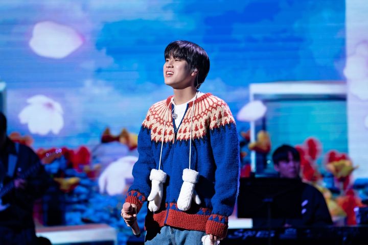 [서울=뉴시스] 26일 소속사 빅플래닛메이드엔터에 따르면 이무진은 지난 24일 서울 종로 상명아트센터 계당홀에서 전국투어 콘서트 '별책부록' 서울 공연을 열었다. (사진=빅플래닛메이드엔터 제공) 2023.12.26. photo@newsis.com *재판매 및 DB 금지