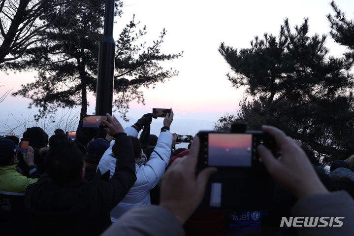 행주산성에서 일출 맞이하는 시민들. (사진=고양시 제공)