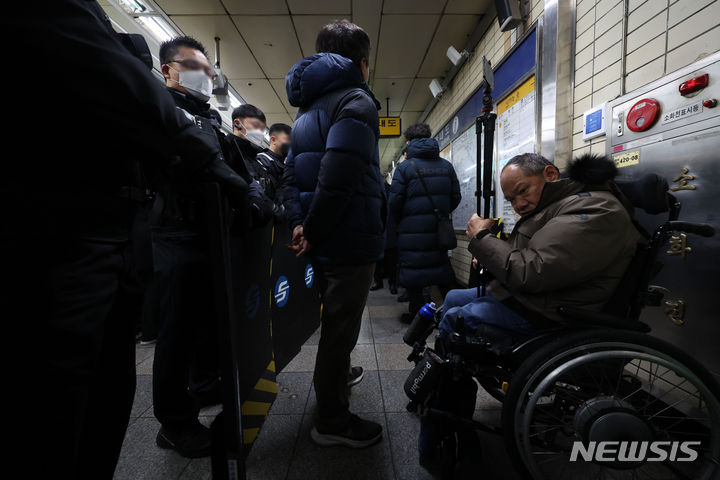 [서울=뉴시스] 김선웅 기자 = 전국장애인차별철폐연대 회원이 26일 서울 지하철4호선 혜화역에서 권리중심공공일자리 최중증장애인 노동자 400명 해고철회를 촉구하는 선전전을 하고 있다. 2023.12.26. mangusta@newsis.com