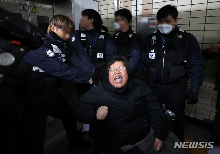 [서울=뉴시스] 김선웅 기자 = 서울 지하철 4호선 혜화역 승강장에서 시위하던 전국장애인차별철폐연대(전장연) 활동가 1명이 또 현행범 체포됐다. 사진은 지난달 26일 서울장애인차별철폐연대(서장연) 공동대표가 서울 지하철4호선 혜화역에서 권리중심공공일자리 최중증장애인 노동자 400명 해고철회를 촉구하는 선전전을 하는 중 퇴거되고 있는 모습. 2023.12.26. mangusta@newsis.com