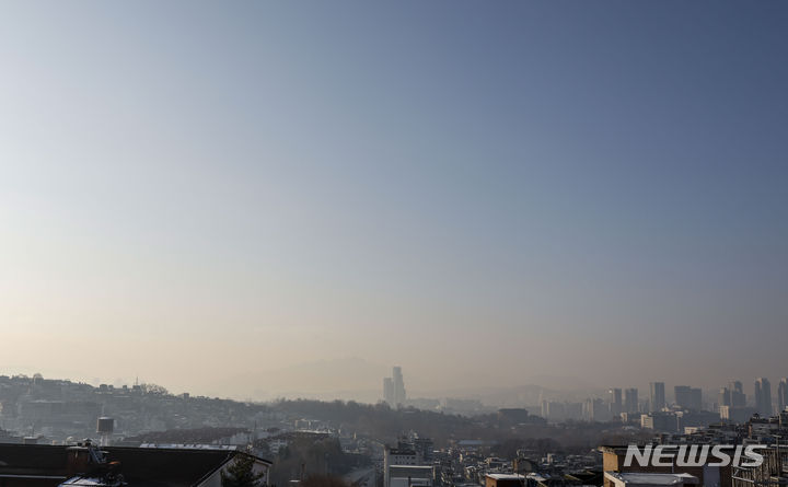 [서울=뉴시스] 정병혁 기자 = 초미세먼지가 '나쁨' 수준을 보인 26일 서울 중구 소월길에서 바라본 서울시내가 뿌옇게 보이고 있다. 2023.12.26. jhope@newsis.com