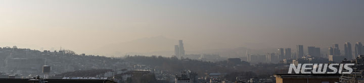 [서울=뉴시스] 정병혁 기자 = 초미세먼지가 '나쁨' 수준을 보인 26일 서울 중구 소월길에서 바라본 서울시내가 뿌옇게 보이고 있다. 2023.12.26. jhope@newsis.com