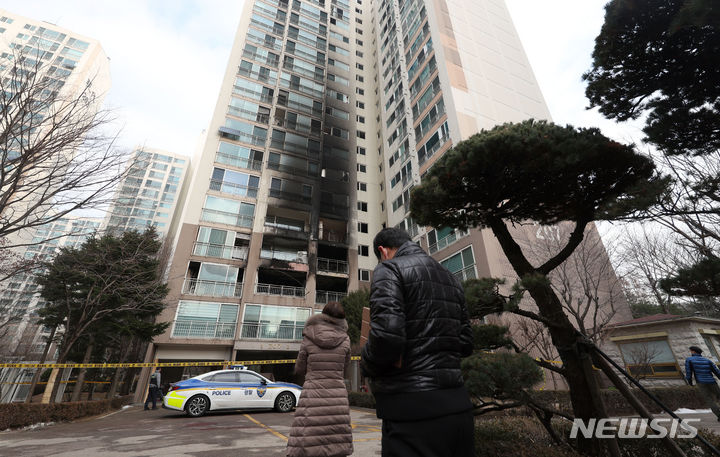 [서울=뉴시스] 지난 2023년 성탄절 서울 도봉구 아파트에서 화재를 일으킨 혐의로 재판에 넘겨진 70대 남성에게 금고형이 확정됐다. 사진은 당시 화재가 발생한 아파트의 모습. 2025.07.10. (사진 = 뉴시스 DB) photo@newsis.com