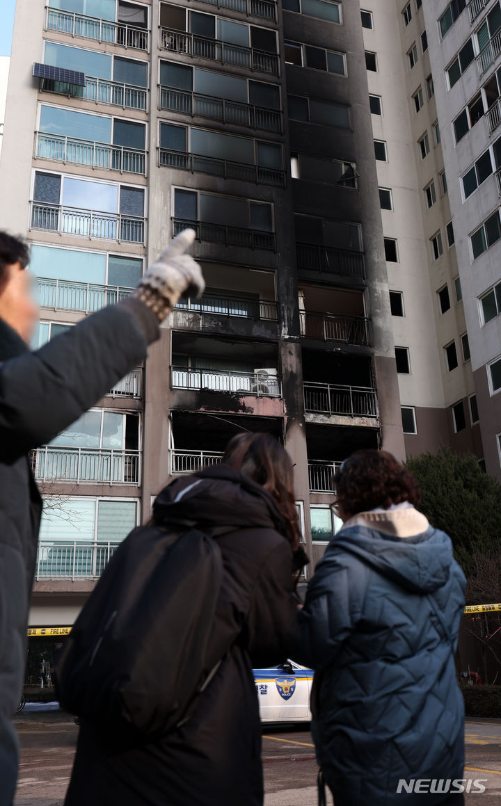 [서울=뉴시스] 김선웅 기자 = 26일 서울 도봉구 방학동 소재 아파트 단지에 지난 25일 새벽 발생한 화재로 그을음이 생겨있다. 이 사고로 아파트 주민 2명이 사망하고 20여 명이 중경상을 입었다. 2023.12.26. mangusta@newsis.com