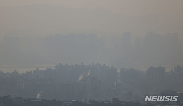 [서울=뉴시스] 정병혁 기자 = 초미세먼지가 '나쁨' 수준을 보인 지난 26일 서울 남산에서 바라본 도심이 뿌옇게 보이고 있다. 2023.12.26. jhope@newsis.com