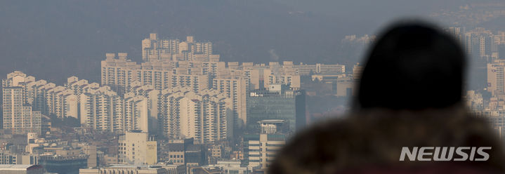 [서울=뉴시스] 정병혁 기자 = 사진은 서울 중구 남산에서 바라본 아파트 단지의 모습. 2023.12.26. jhope@newsis.com