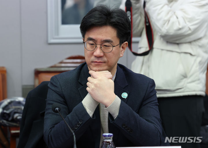 [서울=뉴시스] 이영환 기자 = 오준호 기본소득당 공동대표가 26일 오전 서울 여의도 국회 의원회관에서 열린 개혁연합신당(기본소득당, 열린민주당, 사회민주당) 국가혁신 자문위원회 위촉식에서 생각에 잠겨 있다. 2023.12.26. 20hwan@newsis.com