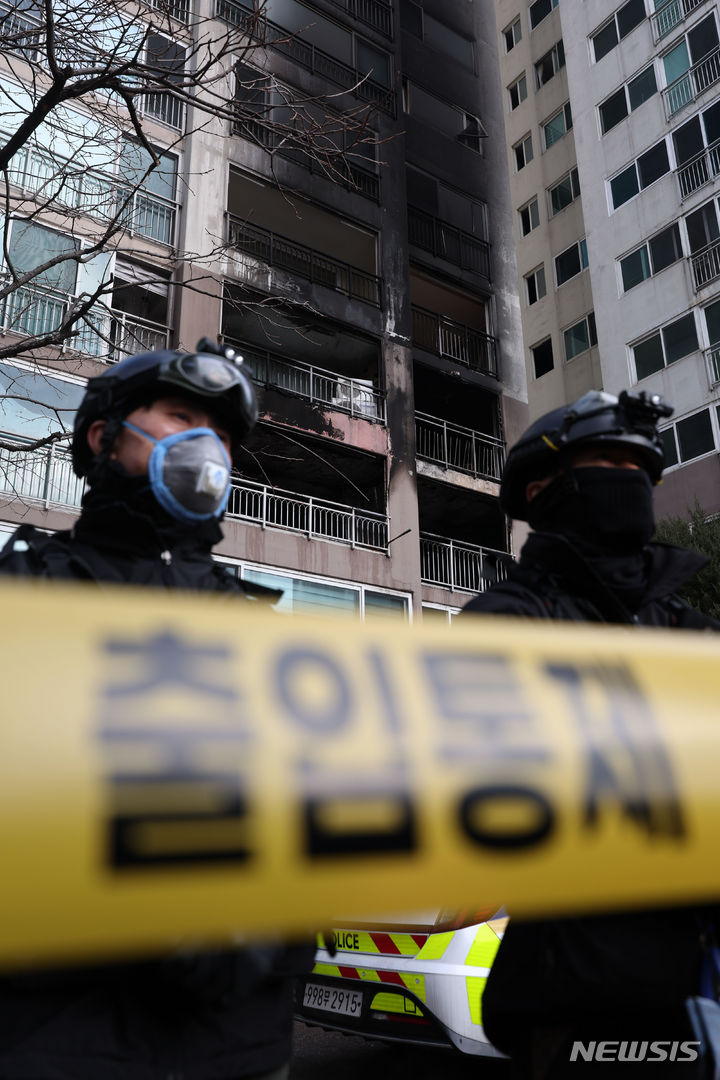 [서울=뉴시스] 김선웅 기자 = 26일 서울 도봉구 방학동 소재 아파트 단지에서 지난 25일 새벽 발생한 화재사고 현장 합동감식이 진행되고 있다. 2023.12.26. mangusta@newsis.com