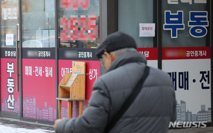 [서울=뉴시스] 김근수 기자 = 26일 서울 시내의 한 공인중개사 사무실 앞에 임대 안내문이 붙어 있다. 한국공인중개사협회에 따르면 올해 들어 지난달까지 폐업·휴업한 공인중개사 사무소가 1만4209곳(폐업 1만2938곳·휴업 1271곳)에 달하는 것으로 나타났다고 밝혔다. 올해 2월부터는 휴·폐업이 개업 숫자보다 많은 현상이 이어지고 있다. 2023.12.26. ks@newsis.com