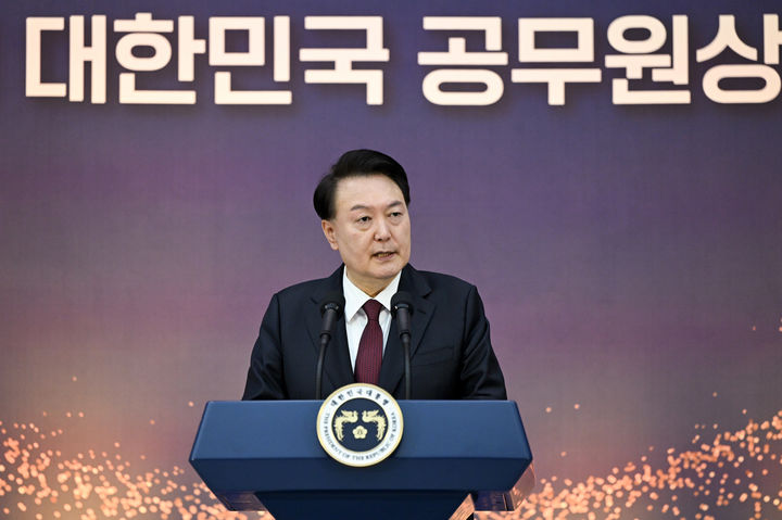 [세종=뉴시스] 윤석열 대통령이 26일 세종 정부세종컨벤션센터에서 열린 제9회 대한민국 공무원상 시상식에서 발언하고 있다. (사진=대통령실 제공) 2023.12.26. photo@newsis.com *재판매 및 DB 금지