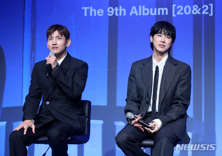 [서울=뉴시스] 김혜진 기자 = 그룹 동방신기가 26일 오후 서울 영등포구 콘래드 서울에서 열린 아홉 번째 정규앨범 '20&2' 발매 기념 기자간담회에서 인사말을 하고 있다. 타이틀 곡 '레벨(Rebel)'은 강렬한 드럼 비트와 무게감 넘치는 신스 베이스가 폭발적인 에너지를 만들어내는 댄스 곡이다. 2023.12.26. jini@newsis.com