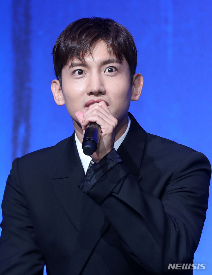 [서울=뉴시스] 김혜진 기자 = 그룹 동방신기 최강창민이 26일 오후 서울 영등포구 콘래드 서울에서 열린 아홉 번째 정규앨범 '20&2' 발매 기념 기자간담회에서 인사말을 하고 있다. 타이틀 곡 '레벨(Rebel)'은 강렬한 드럼 비트와 무게감 넘치는 신스 베이스가 폭발적인 에너지를 만들어내는 댄스 곡이다. 2023.12.26. jini@newsis.com