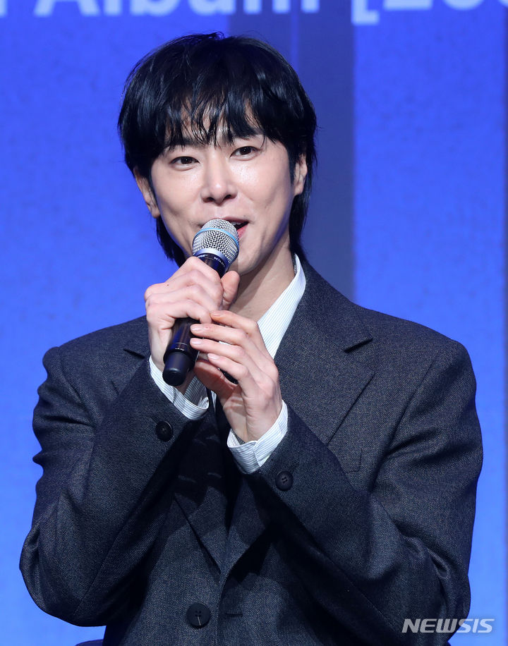 [서울=뉴시스] 김혜진 기자 = 그룹 동방신기 유노윤호가 26일 오후 서울 영등포구 콘래드 서울에서 열린 아홉 번째 정규앨범 '20&2' 발매 기념 기자간담회에서 인사말을 하고 있다. 타이틀 곡 '레벨(Rebel)'은 강렬한 드럼 비트와 무게감 넘치는 신스 베이스가 폭발적인 에너지를 만들어내는 댄스 곡이다. 2023.12.26. jini@newsis.com