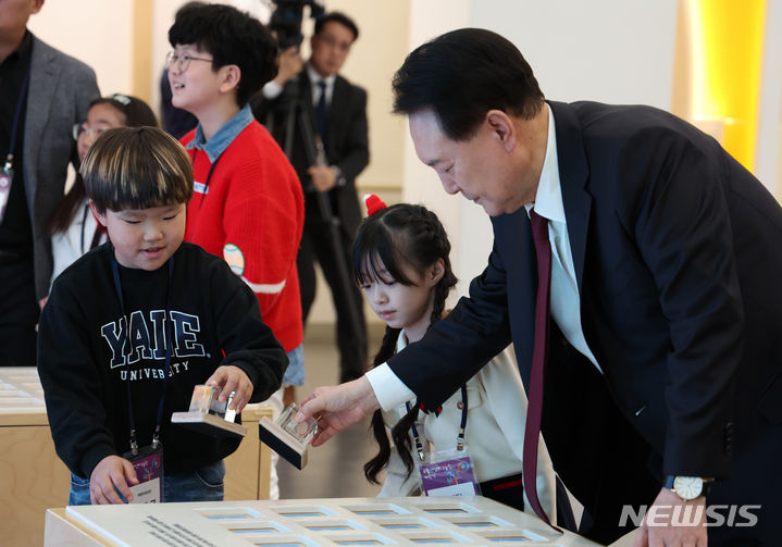 [세종=뉴시스] 전신 기자 = 윤석열 대통령이 26일 세종 국립박물관단지에서 열린 국립어린이박물관 개관식에서 어린이들과 전시 시설을 체험하고 있다. (대통령실통신사진기자단) 2023.12.26. photo1006@newsis.com