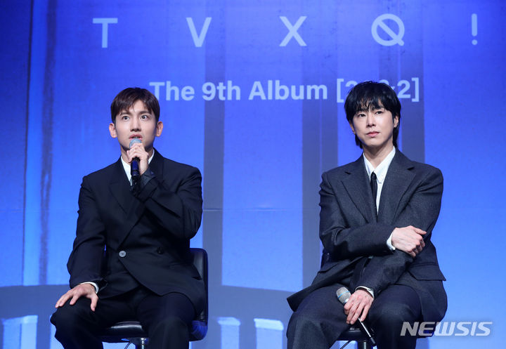 [서울=뉴시스] 김혜진 기자 = 그룹 동방신기가 26일 오후 서울 영등포구 콘래드 서울에서 열린 아홉 번째 정규앨범 '20&2' 발매 기념 기자간담회에서 새 앨범에 대한 이야기를 하고 있다. 타이틀 곡 '레벨(Rebel)'은 강렬한 드럼 비트와 무게감 넘치는 신스 베이스가 폭발적인 에너지를 만들어내는 댄스 곡이다. 2023.12.26. jini@newsis.com