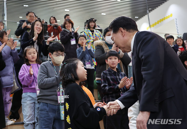 [세종=뉴시스] 전신 기자 = 윤석열 대통령이 26일 세종 국립박물관단지에서 열린 국립어린이박물관 개관식에 입장하며 어린이와 악수하고 있다. (대통령실통신사진기자단) 2023.12.26. photo1006@newsis.com