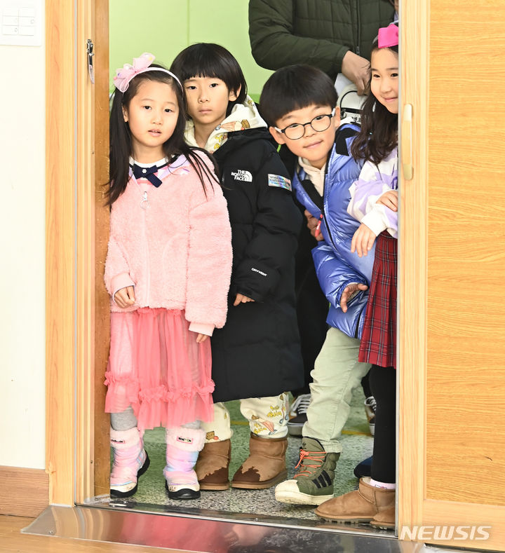 [수원=뉴시스] 김종택 기자 = 초등학교 예비소집일인 26일 경기도 수원시 영통구 영덕초등학교에서 입학을 앞둔 예비초등학생과 학부모들이 교실을 둘러보고 있다. 2023.12.26. jtk@newsis.com