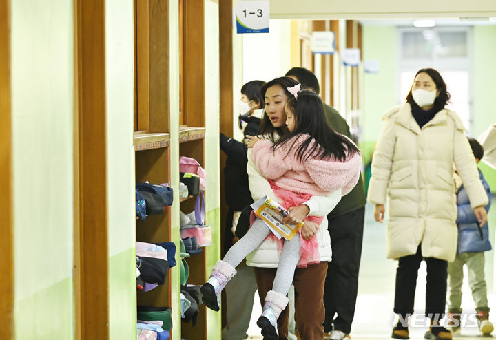 [수원=뉴시스] 김종택 기자 = 초등학교 예비소집일인 26일 경기도 수원시 영통구 영덕초등학교에서 입학을 앞둔 예비초등학생과 학부모들이 교실을 둘러보고 있다. 2023.12.26. jtk@newsis.com