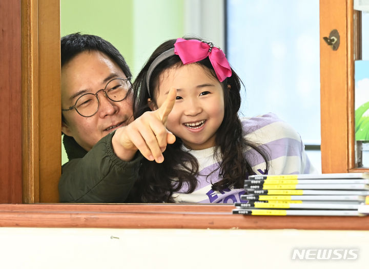 [수원=뉴시스] 김종택 기자 = 초등학교 예비소집일인 26일 경기도 수원시 영통구 영덕초등학교에서 입학을 앞둔 예비초등학생과 학부모들이 교실을 둘러보고 있다. 2023.12.26. jtk@newsis.com