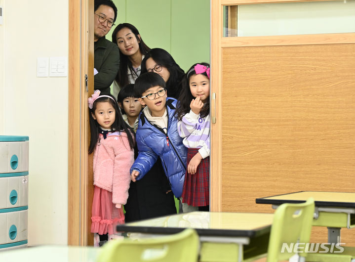 [수원=뉴시스] 김종택 기자 = 초등학교 예비소집일인 26일 경기도 수원시 영통구 영덕초등학교에서 입학을 앞둔 예비초등학생과 학부모들이 교실을 둘러보고 있다. 2023.12.26. jtk@newsis.com