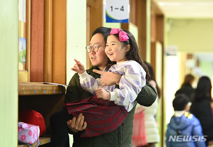 [수원=뉴시스] 김종택 기자 = 초등학교 예비소집일인 26일 경기도 수원시 영통구 영덕초등학교에서 입학을 앞둔 예비초등학생과 학부모들이 교실을 둘러보고 있다. 2023.12.26. jtk@newsis.com